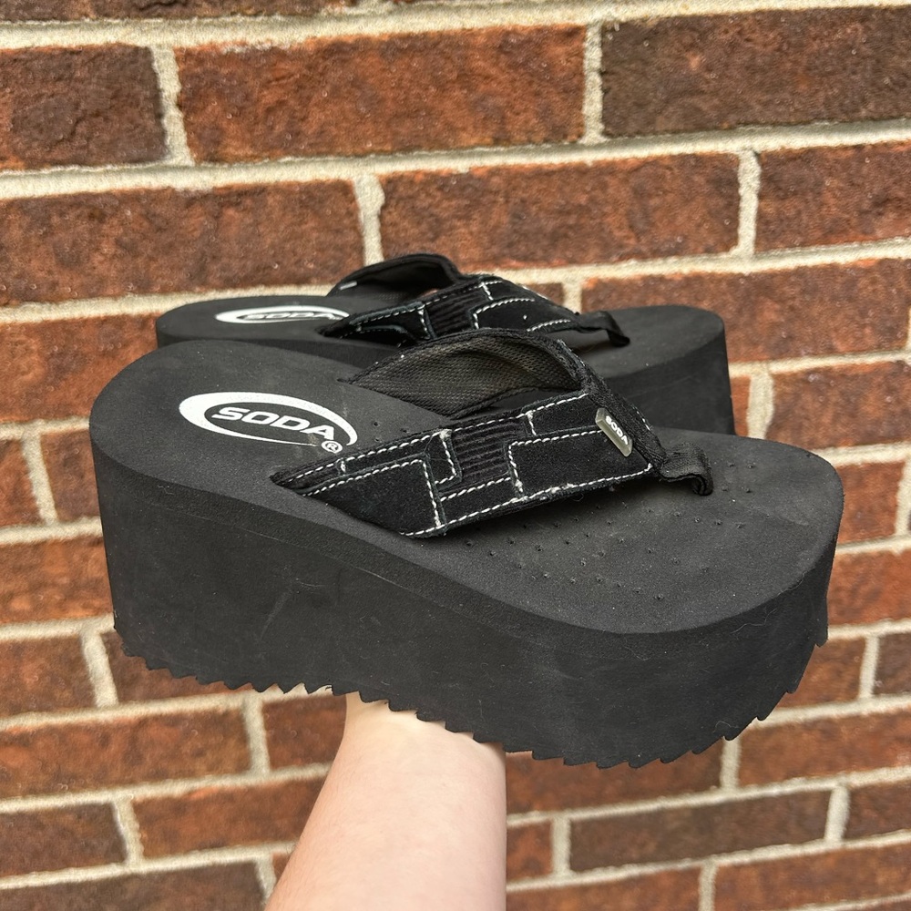 Y2K 2000s platform flip flops